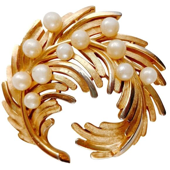 VTG Signed Trifari Brooch Mid Century Gold Tone Faux Pearl Swirl Leaf 1950s - Picture 1 of 11